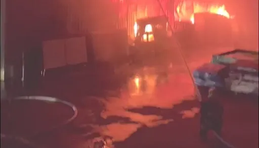 新北八里鐵皮屋陷火海 延燒5廠房!警消馳援灌救