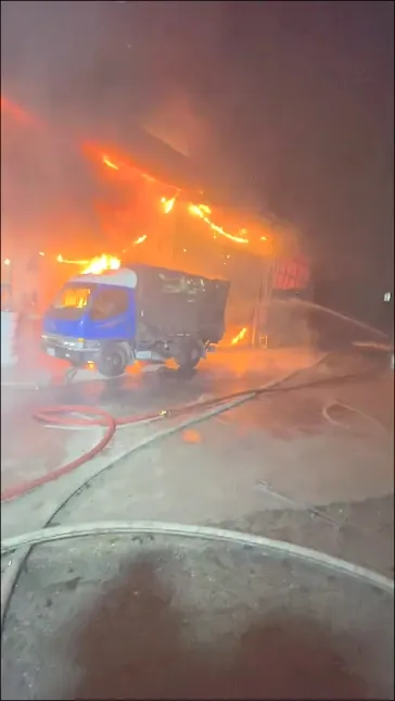 警消目前仍在鋪滅火勢，仍待清查起火原因。警消提供