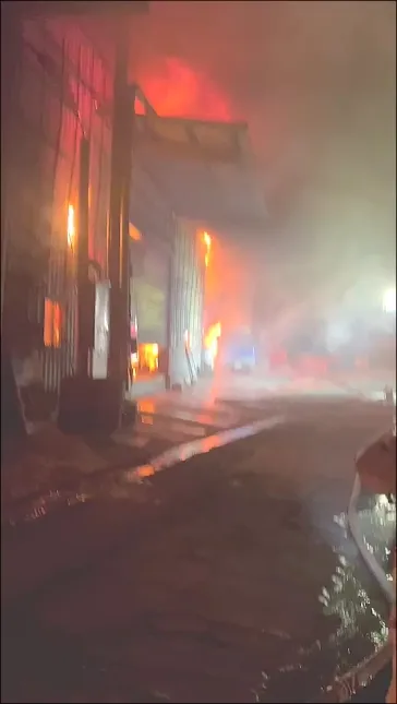 現場所有廠房陷入火海。警消提供
