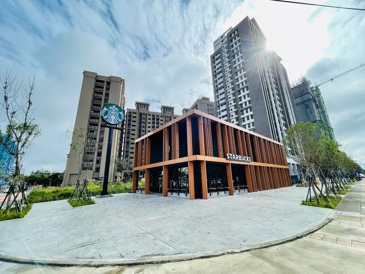 門市外觀以「金色輝煌、千塘之鄉」為靈感設計，呼應桃園地貌與人文風景。業者提供