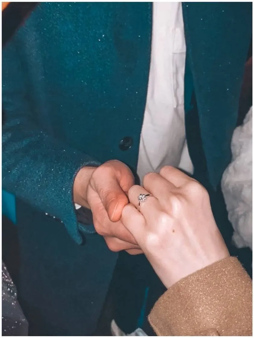 戴偉智在好友見證下,在跨年夜為蘿莉塔套上婚戒。翻攝蘿莉塔IG