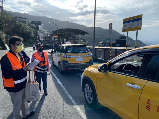 九份老街春節前稽查計程車　1駕駛無照、無證載客挨罰