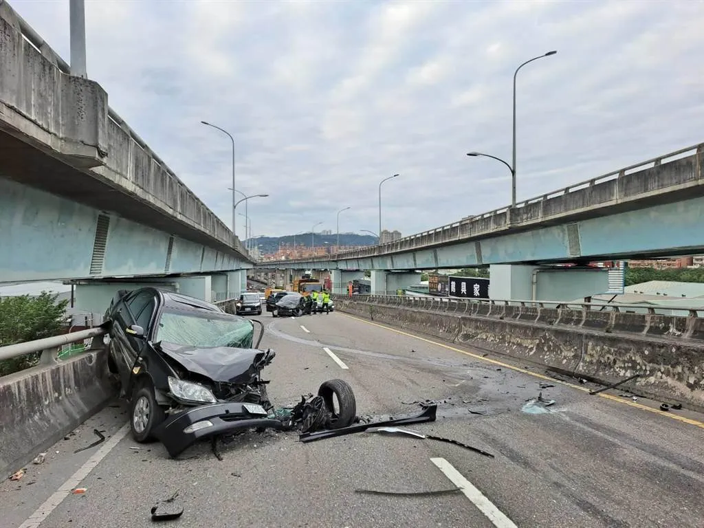 兩車車頭嚴重毀損,遭撞的男駕駛送醫不治。翻攝畫面
