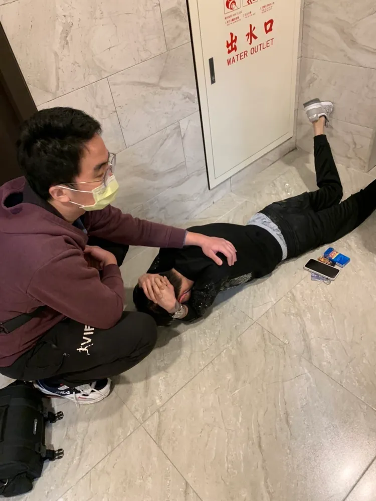 警方制伏嫌犯。桃園市刑大提供