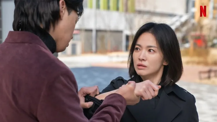 宋慧喬（右）在新戲裡扮演復仇女神。翻攝netflixkr IG