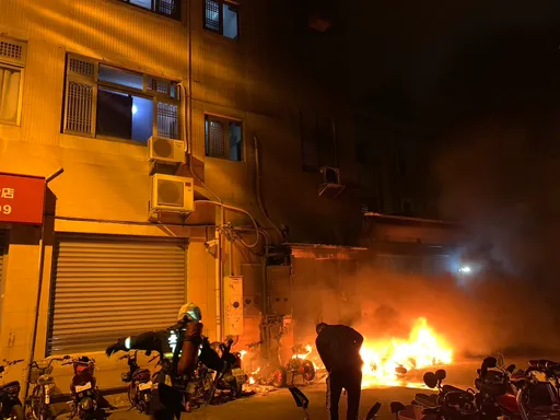 台中電動機車暗夜起火 竄烈焰濃煙5人嗆傷、1人燒傷