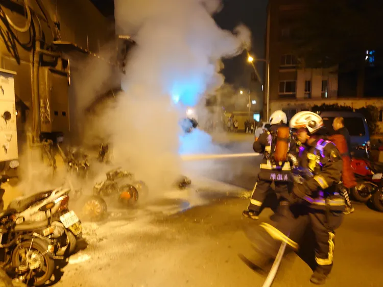 消防人員到場迅速撲滅火勢，並將六名傷者救出送醫。讀者提供