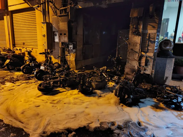8部電動自行車與2部機車被燒成廢鐵。讀者提供
