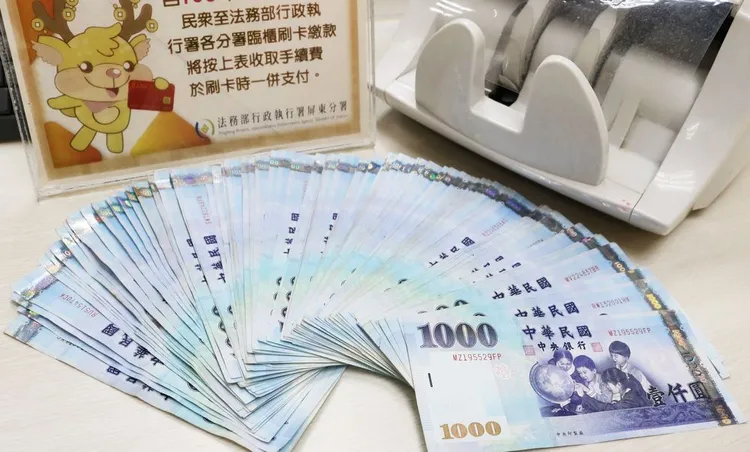 法務部執行署台南分署人員協助貧病交迫的紀姓老翁申請健保紓困貸款，暫時免於棲身之屋被查封。資料照片