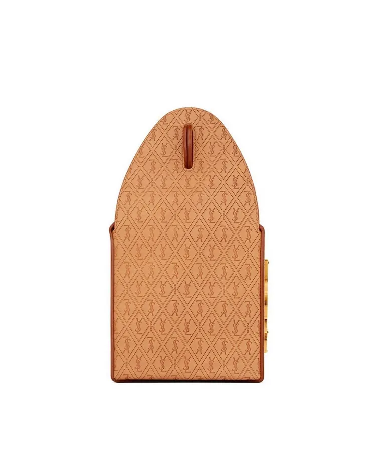 以植物鞣製小牛皮材質製作，覆以Monogram壓紋。翻攝品牌官網