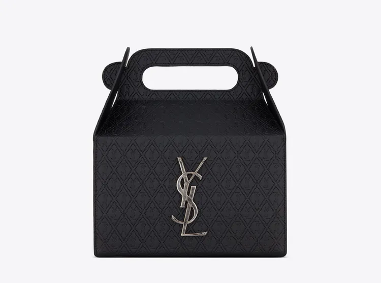 Monogram壓印植鞣皮革外賣箱形包黑色款，6萬100元。品牌提供