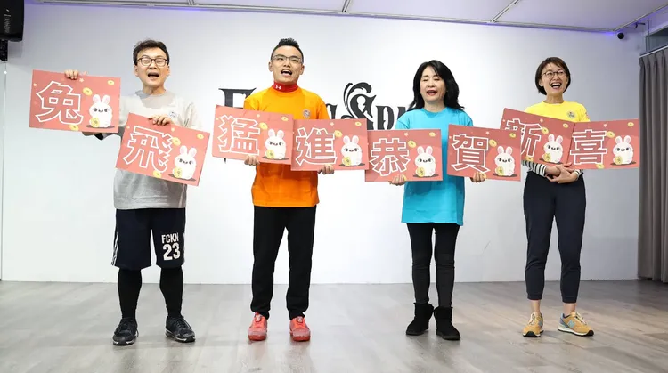 國民黨立委跳兔子舞跟民眾拜年。葉志明攝