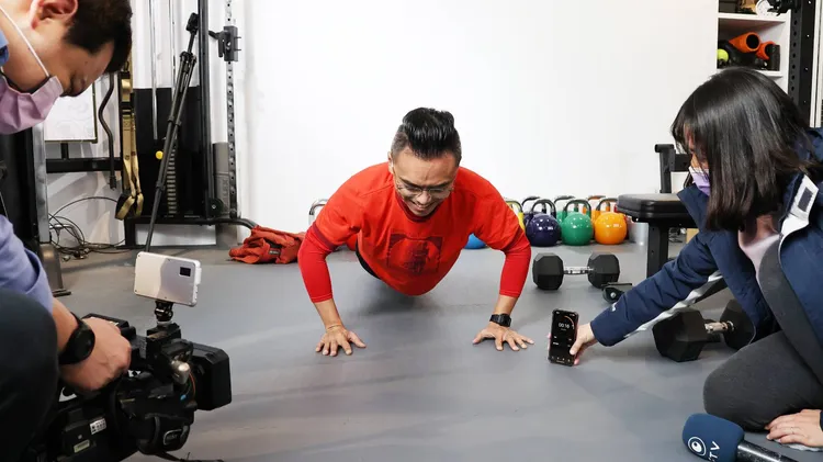 洪孟楷應媒體邀約，現場挑戰1分鐘伏地挺身，測出來竟有67下，十分厲害。葉志明攝