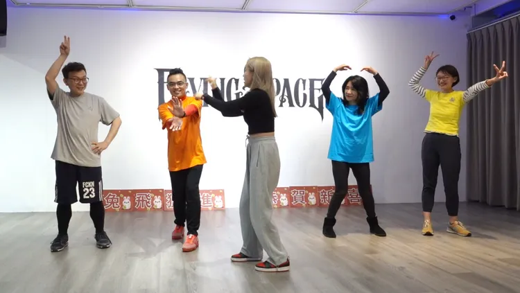 國民黨立委在街舞老師的指導下，擺出應景的姿勢。葉志明攝