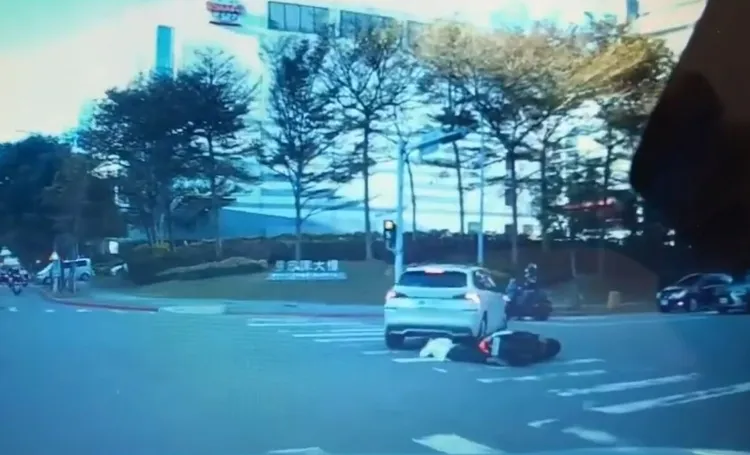 女騎士被撞到後遭輾過。翻攝自《重機車友❘各區路況天氣、資訊分享中心》