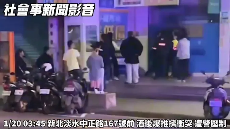 淡水警方獲報趕抵現場，汪男仍氣憤難平上前欲動手。翻攝自社會事新聞影音