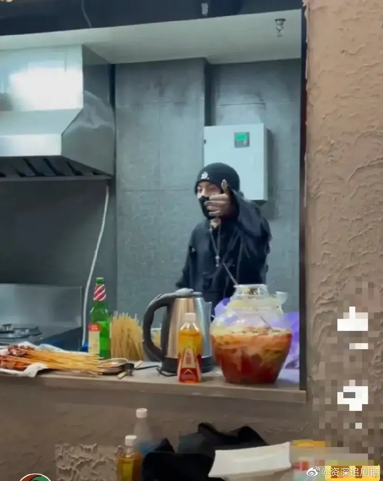 王鶴棣在家裡炸串店櫃台跟粉絲打招呼。翻攝資深追劇鵝微博