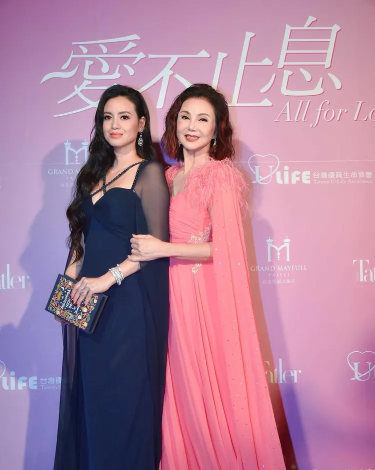 謝玲玲（右）與女兒林恬兒，2022年11月曾一同返台出席公益活動。翻攝hlingling IG