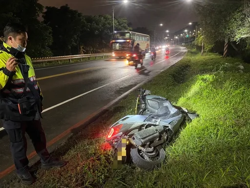 新北男騎黃牌重機撞電桿 無生命跡象送醫搶救