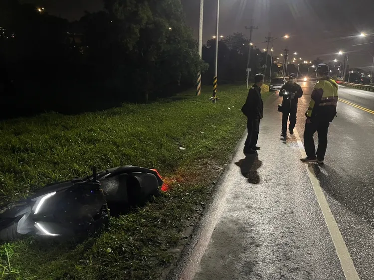 由於現場並無監視器，警方正釐清車禍肇事原因。民眾提供