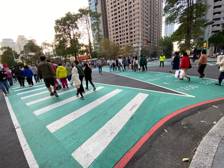 台中市交通局規劃22處行人專用時相，藉由時間區隔人車，提升行人安全性。台中市府提供