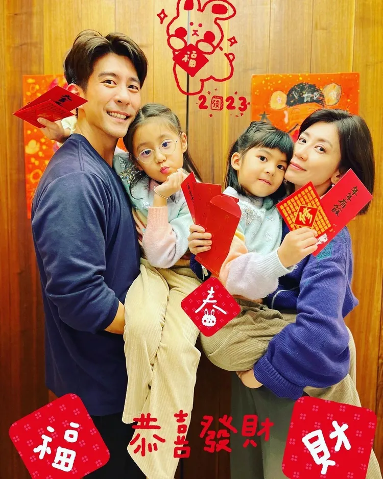 賈靜雯與修杰楷和女兒咘咘和BO妞曬全家福照向大家拜年，手裡拿著紅包滿手財，喜氣滿門。翻攝Alyssachia IG