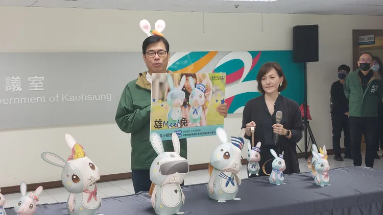 設計師林佳葦(右)說，提燈設計概念是以幾何切面具象式的免子公仔造型來呈現。凃建豐攝