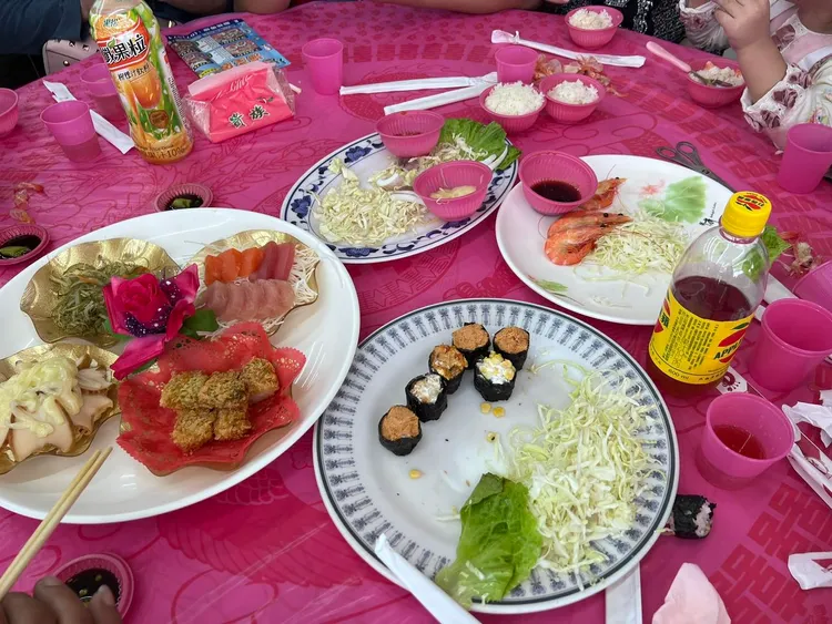 有網友抱怨到旗津海產店點5000元合菜，卻連上4道冷菜。翻攝自臉書爆怨公社