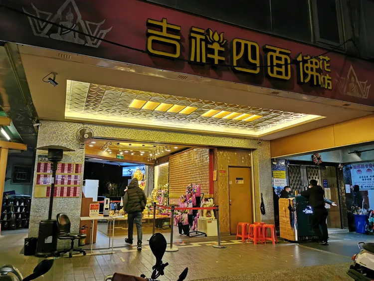 台北最大的四面佛位在民生東路一段。陸運鋒攝