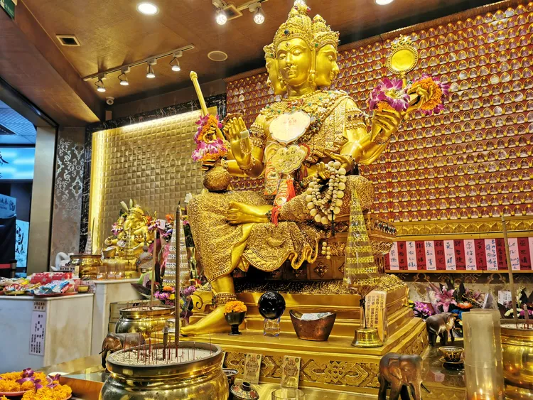 台北最大尊的四面佛金身高度165公分、寬度120公分、淨重300公斤。陸運鋒攝