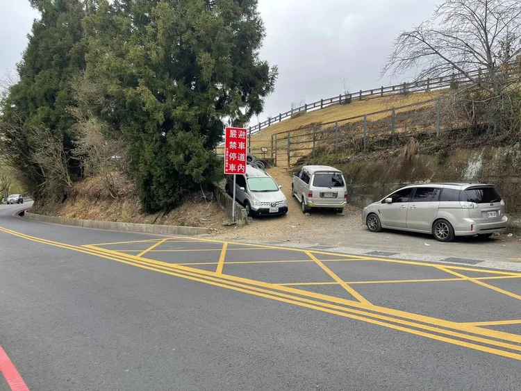 無視告示牌把車停在避車道上。翻攝爆料公社