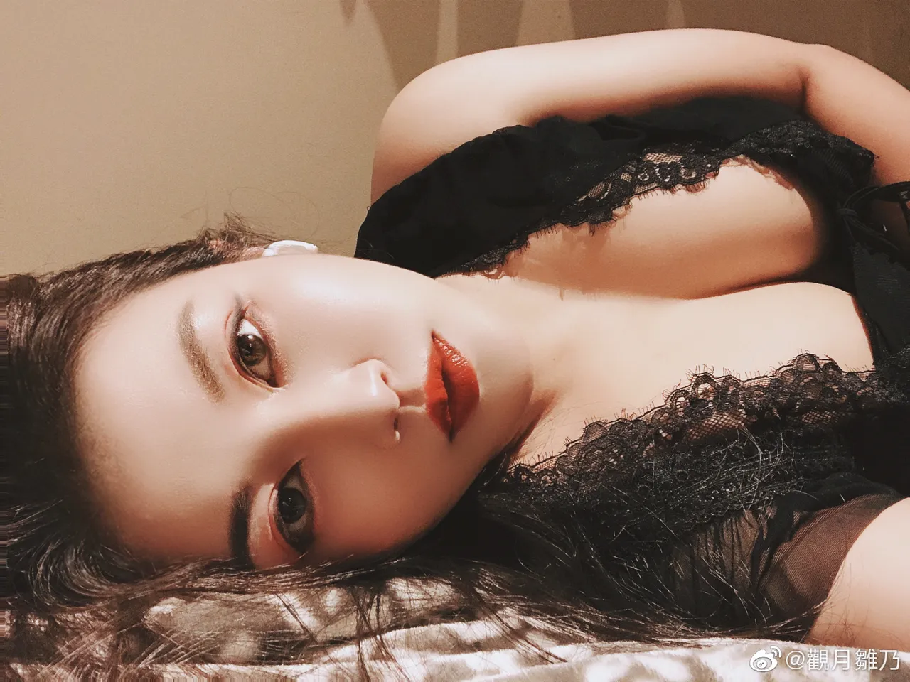 觀月雛乃因甲狀腺低下暴肥15公斤,讓原本骨感的她變得圓潤,還在各社群媒體上大方秀出自己性感美照。翻攝《觀月雛乃》的微博