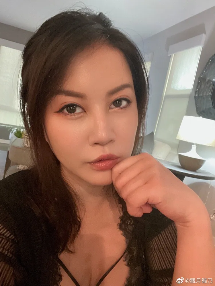 觀月雛乃因甲狀腺低下暴肥15公斤，讓原本骨感的她變得圓潤，還在各社群媒體上大方秀出自己性感美照。翻攝《觀月雛乃》的微博