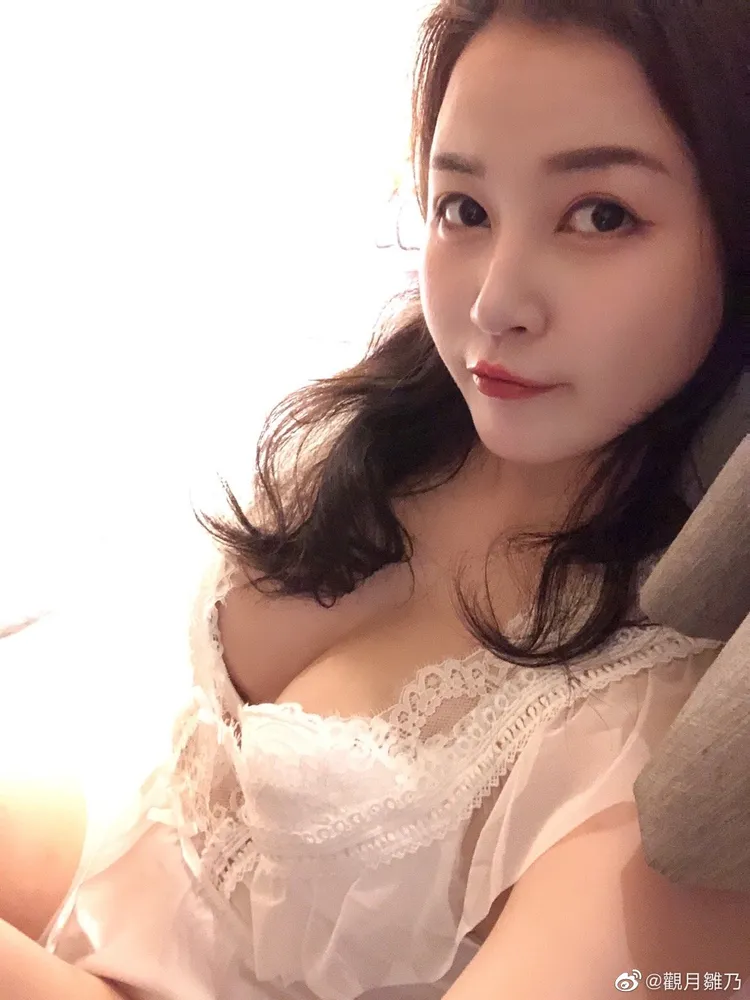 觀月雛乃因甲狀腺低下暴肥15公斤，讓原本骨感的她變得圓潤，還在各社群媒體上大方秀出自己性感美照。翻攝《觀月雛乃》的微博