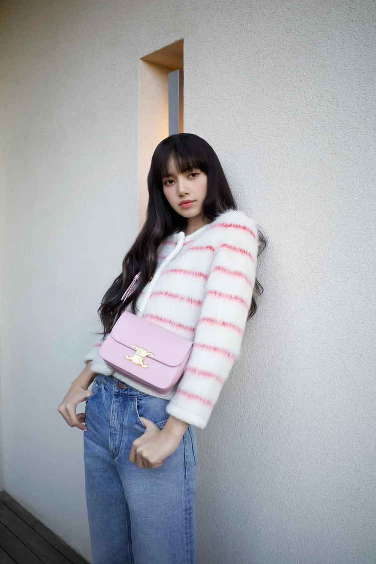 身為CELINE形象大使的韓團BLACKPINK成員Lisa，也親自演繹了品牌為農曆新年打造的粉色Teen Triomphe肩背包。品牌提供