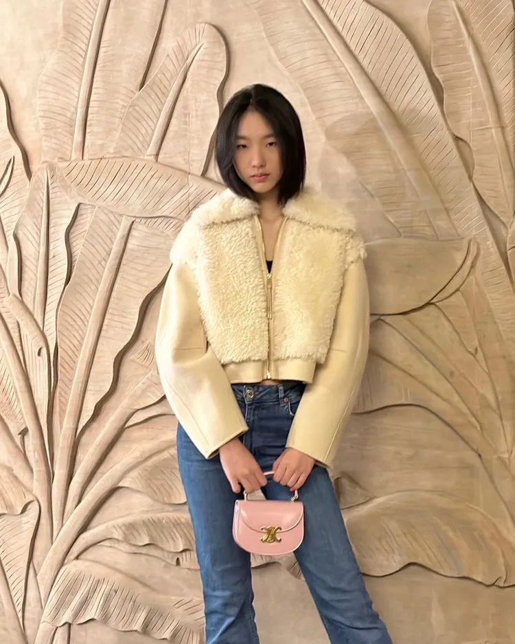 許曦文以渾身散發瀟灑酷味的造型，曬出法國精品CELINE新包，卻被親媽小S揭露了酷帥外表下的反差個性。品牌提供