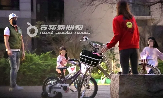 伊正（左）和鄒琳夫婦，年初一陪女兒們玩樂，一家4口和樂融融。特勤中心攝