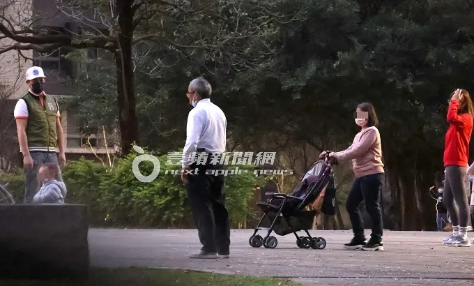 伊正（左）目不轉睛的看著小男童，眼神看似流露對小男娃的渴望。特勤中心攝