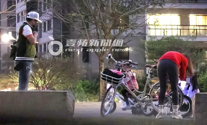 傍晚時分，伊正（左）背起包包，愛妻鄒琳則幫女兒收拾隨身物品。特勤中心攝