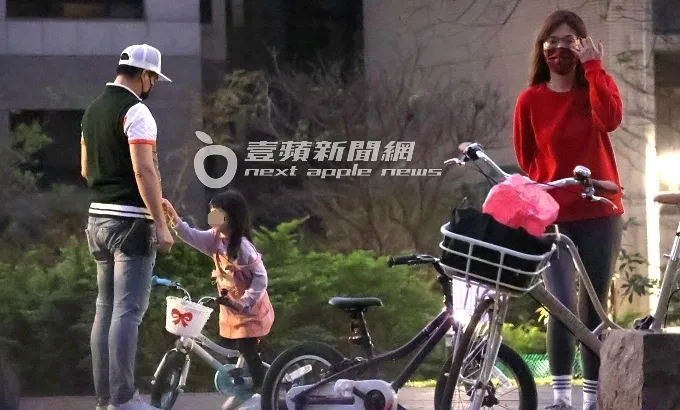 女兒玩累了，跑去找伊正撒嬌。特勤中心攝