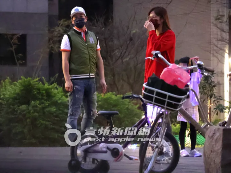 伊正（左）一家4口大年初一在公園騎腳踏車走春。特勤中心攝
