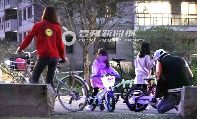 伊正（右起）一家4口準備騎乘花燈腳踏車回家，全家福一家團圓享天倫。特勤中心攝