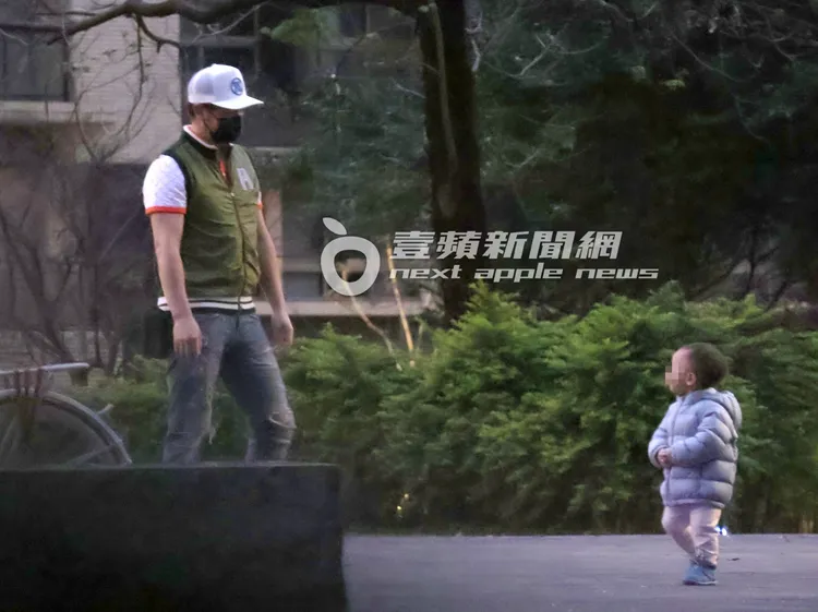 伊正（左）在公園看到1名小男童，流露出慈父般的微笑。特勤中心攝