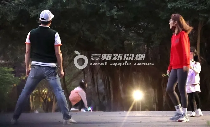 伊正（左）以帥氣的大字型站姿，看著女兒們玩樂。特勤中心攝