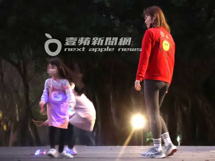 伊正老婆鄒琳（右），在旁看著2個寶貝女兒玩得不亦樂乎。特勤中心攝