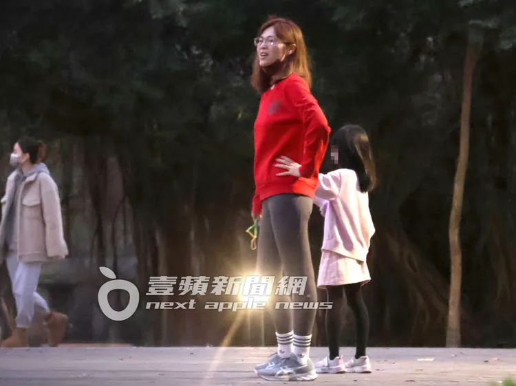 伊正女兒（右）拉著鄒琳的衣角，想要媽媽陪她玩耍。特勤中心攝