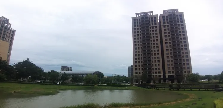 高雄市各區地價仍不斷上揚，地主對於價格認知仍高。葉家銘攝