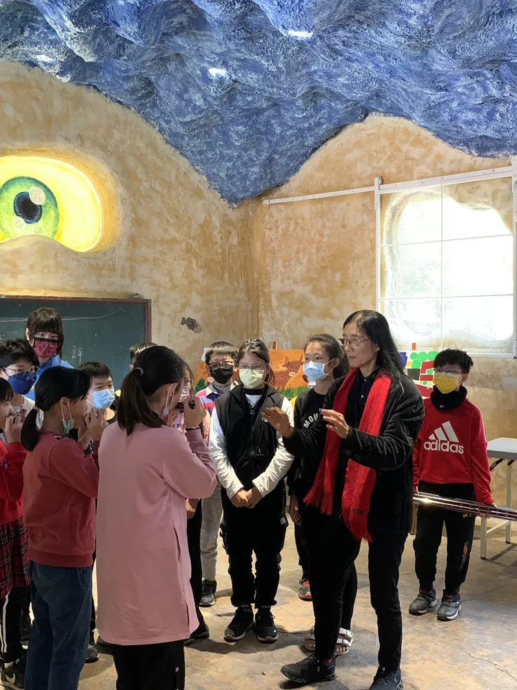 張培豫指導芳苑國小口琴隊。彰縣府提供