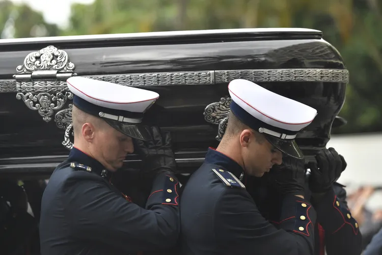 巴西球王比利的靈柩由禮兵抬進告別式會場。美聯社