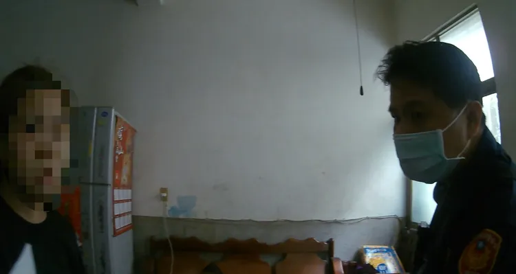 警方到場向女孩解釋不要上詐騙集團的當。讀者提供